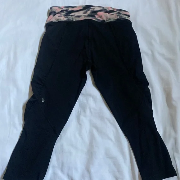 Lululemon crops - Picture 2 of 4